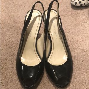 Patent leather black pumps